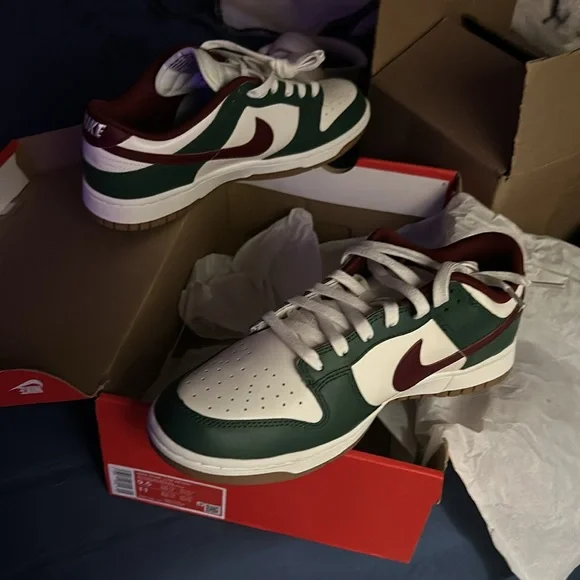 Brand new Nike dunk low size 9 1/2 with OG box - Picture 6 of 6